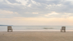 afbeelding strand met twee stoelen